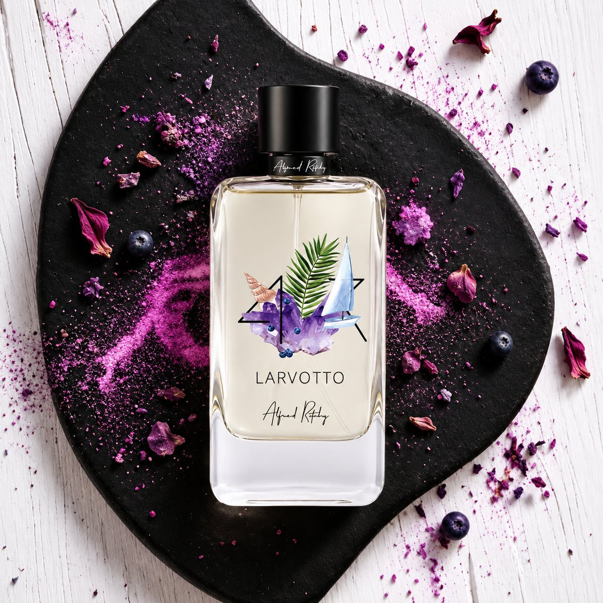 Larvotto d'Alfred Ritchy, eau de parfum 100 ml, flacon sur une ardoise noire, entouré de pétales séchés et de poudre violette.