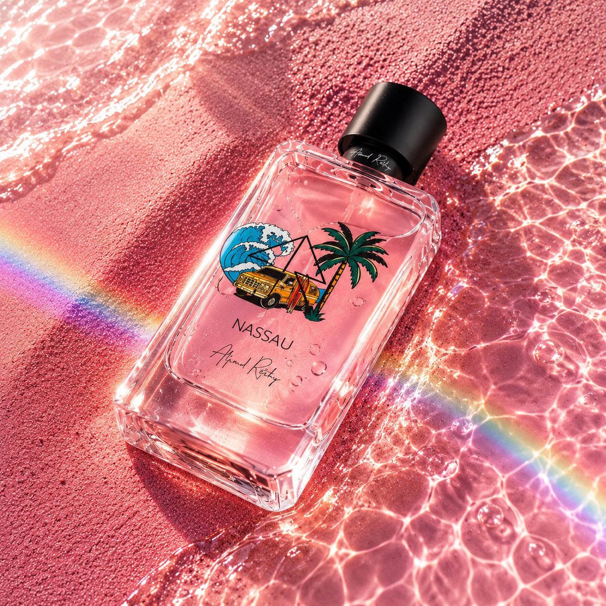 Nassau d'Alfred Ritchy, eau de parfum 100 ml, flacon posé dans une eau peu profonde rose traversée d'un arc-en-ciel.