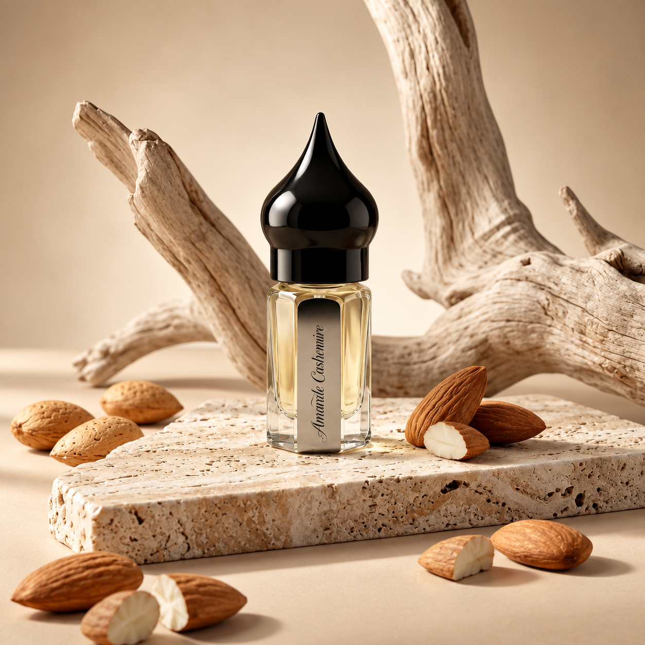 Amande Cachemire de NÛR, élixir de parfum 3 ml, mise en scène évoquant l'accord de pâte d'amande.