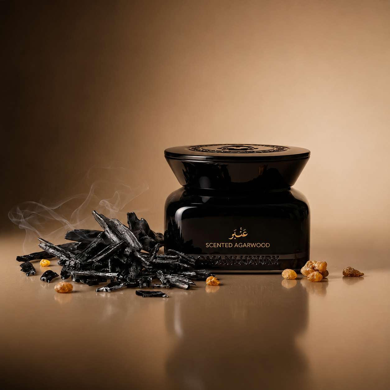 Amber Scented Agarwood by Oman Luxury boîte d'encens avec bois d'agar fumé et résines naturelles sur fond chaleureux