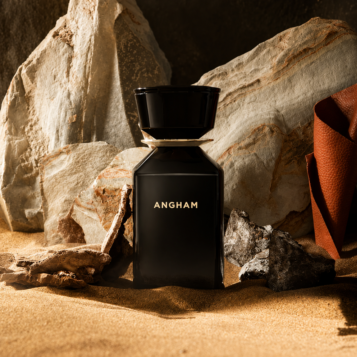 Angham by Oman Luxury flacon de parfum dans un décor minéral et désertique