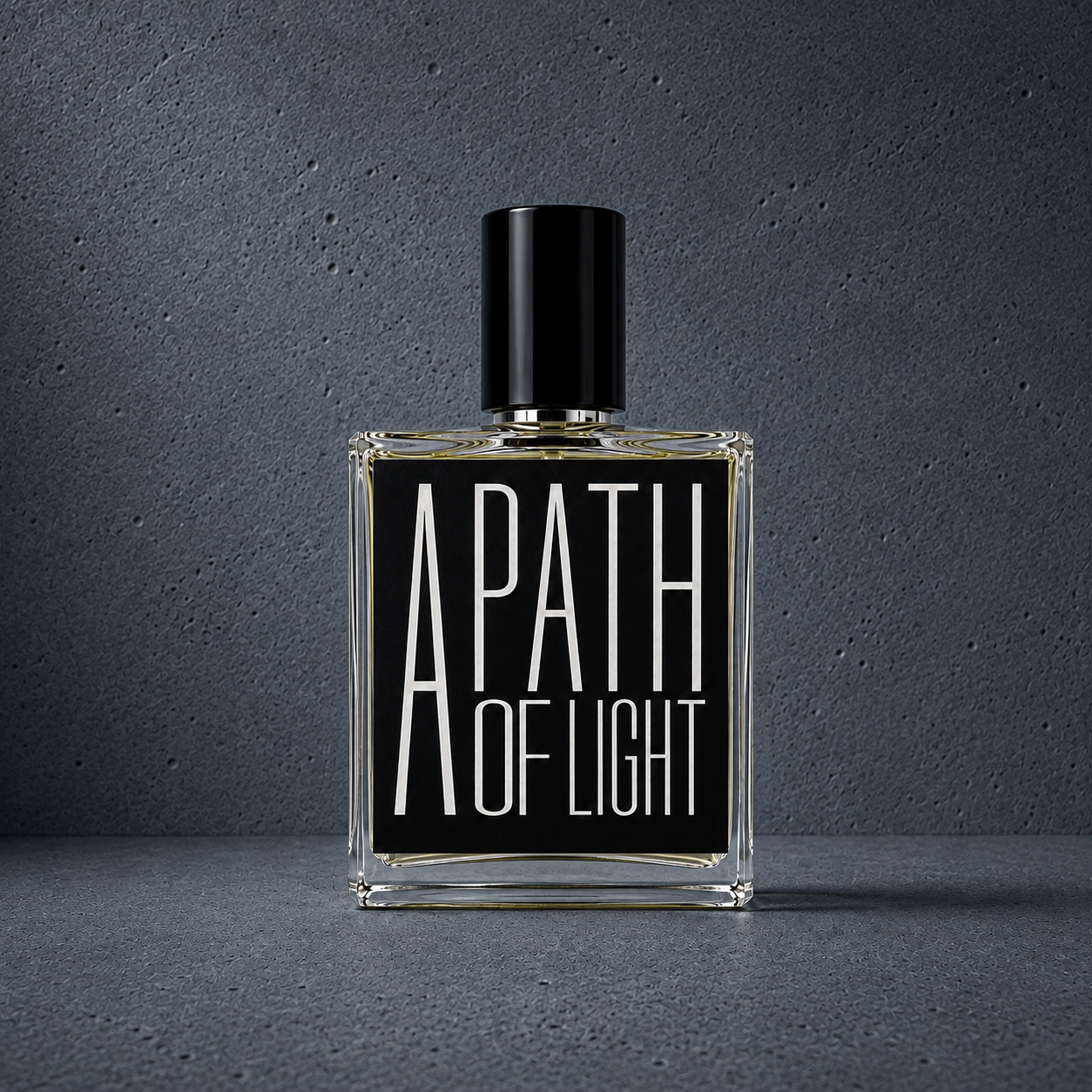 Flacon A Path of Light Indices Parfums mis en scène sur fond gris anthracite texturé