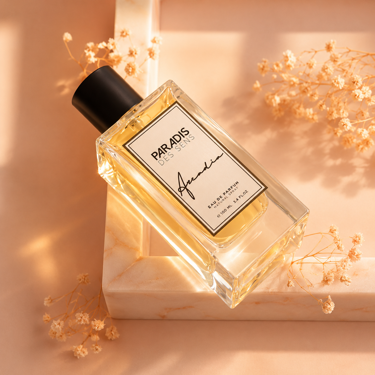 Arcadia de Paradis des Sens, eau de parfum 100 ml, flacon transparent en mise en scène.