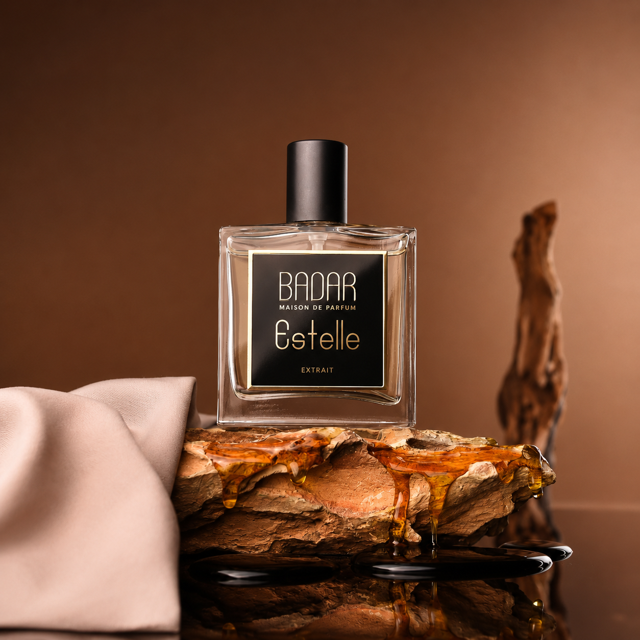 Estelle de Badar, extrait de parfum 50 ml, mise en scène évoquant l'ambre et la gourmandise.