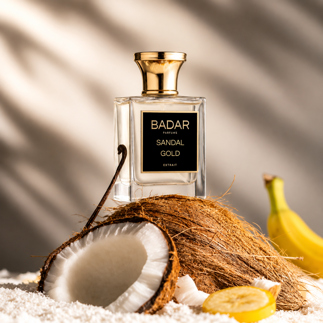 Sandal Gold de Badar, extrait de parfum 50 ml, mise en scène évoquant le banana bread et la noix de coco.