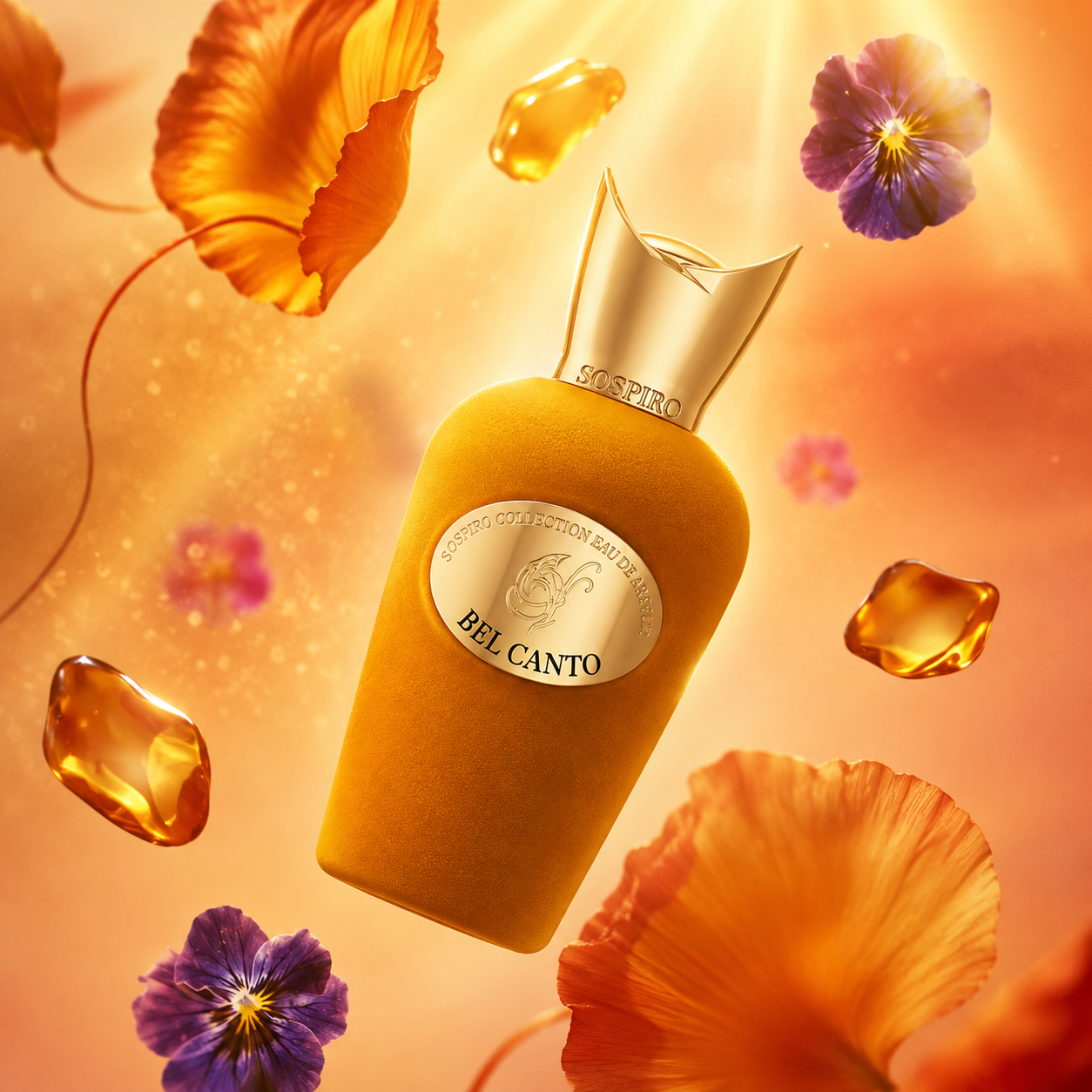 Bel Canto de Sospiro, eau de parfum 100 ml, flacon en mise en scène parmi des pétales et des éclats d'ambre en lévitation.