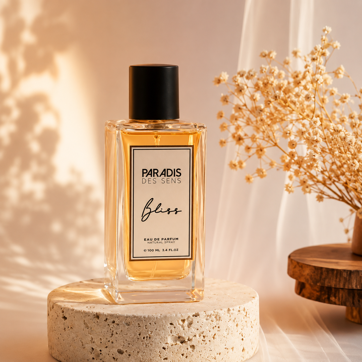 Bliss de Paradis des Sens, eau de parfum 100 ml, flacon transparent en mise en scène.