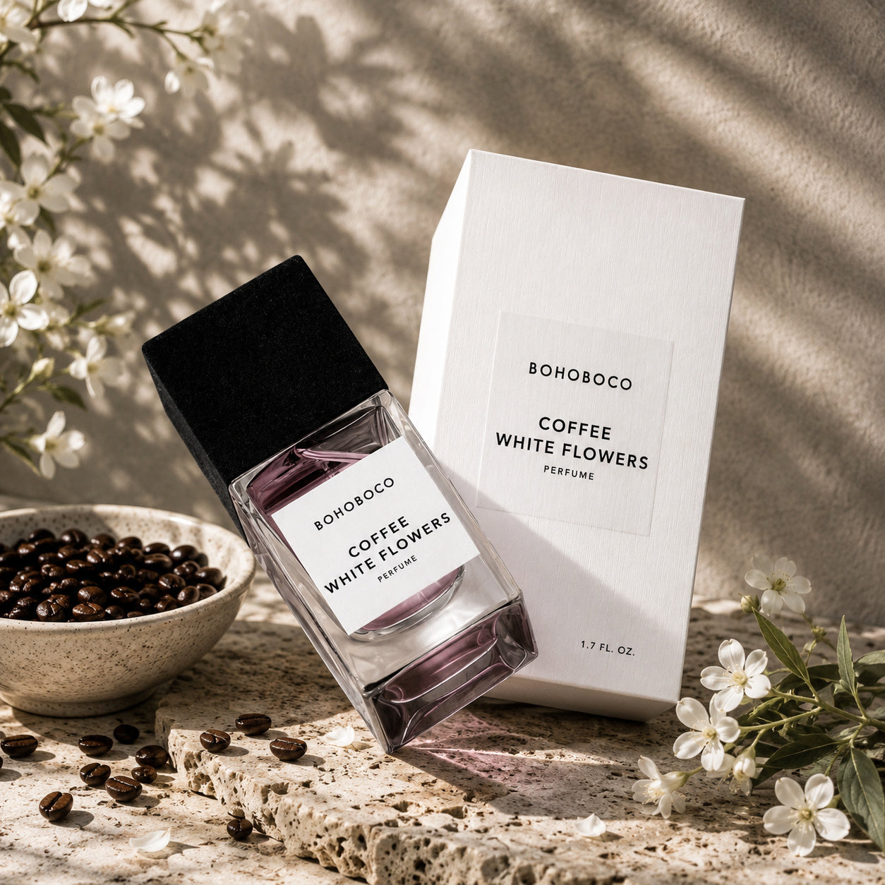 Coffee White Flowers de Bohoboco, mise en scène artistique du flacon d'eau de parfum.