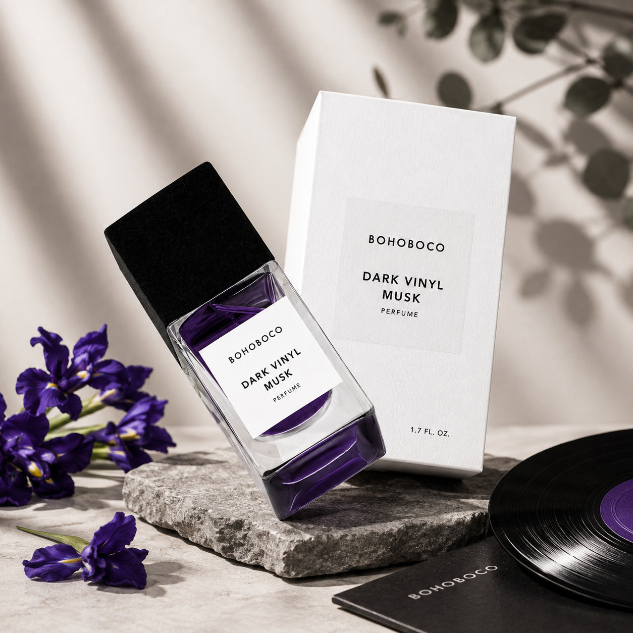 Dark Vinyl Musk de Bohoboco, mise en scène artistique du flacon d'eau de parfum.