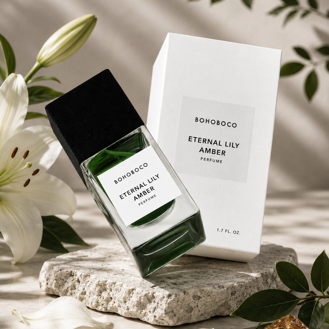 Eternal Lily Amber de Bohoboco, mise en scène artistique du flacon d'eau de parfum.