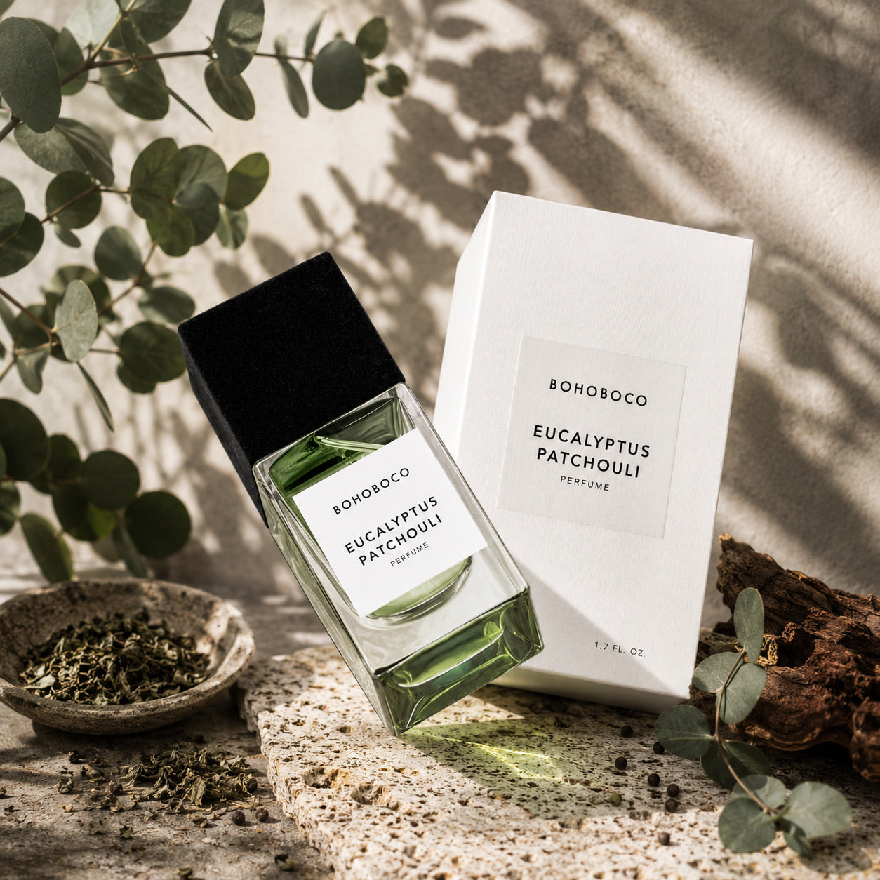 Eucalyptus Patchouli de Bohoboco, mise en scène artistique du flacon d'eau de parfum.