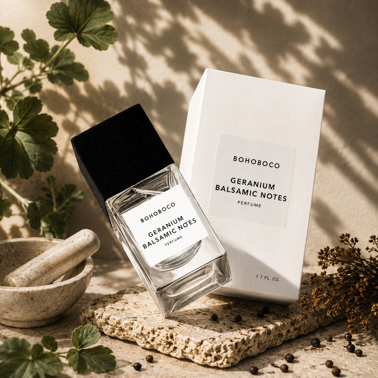 Geranium Balsamic Notes de Bohoboco, mise en scène artistique du flacon d'eau de parfum.