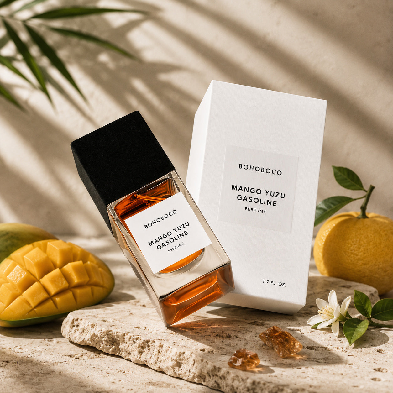 Mango Yuzu Gasoline de Bohoboco, mise en scène artistique du flacon d'eau de parfum.