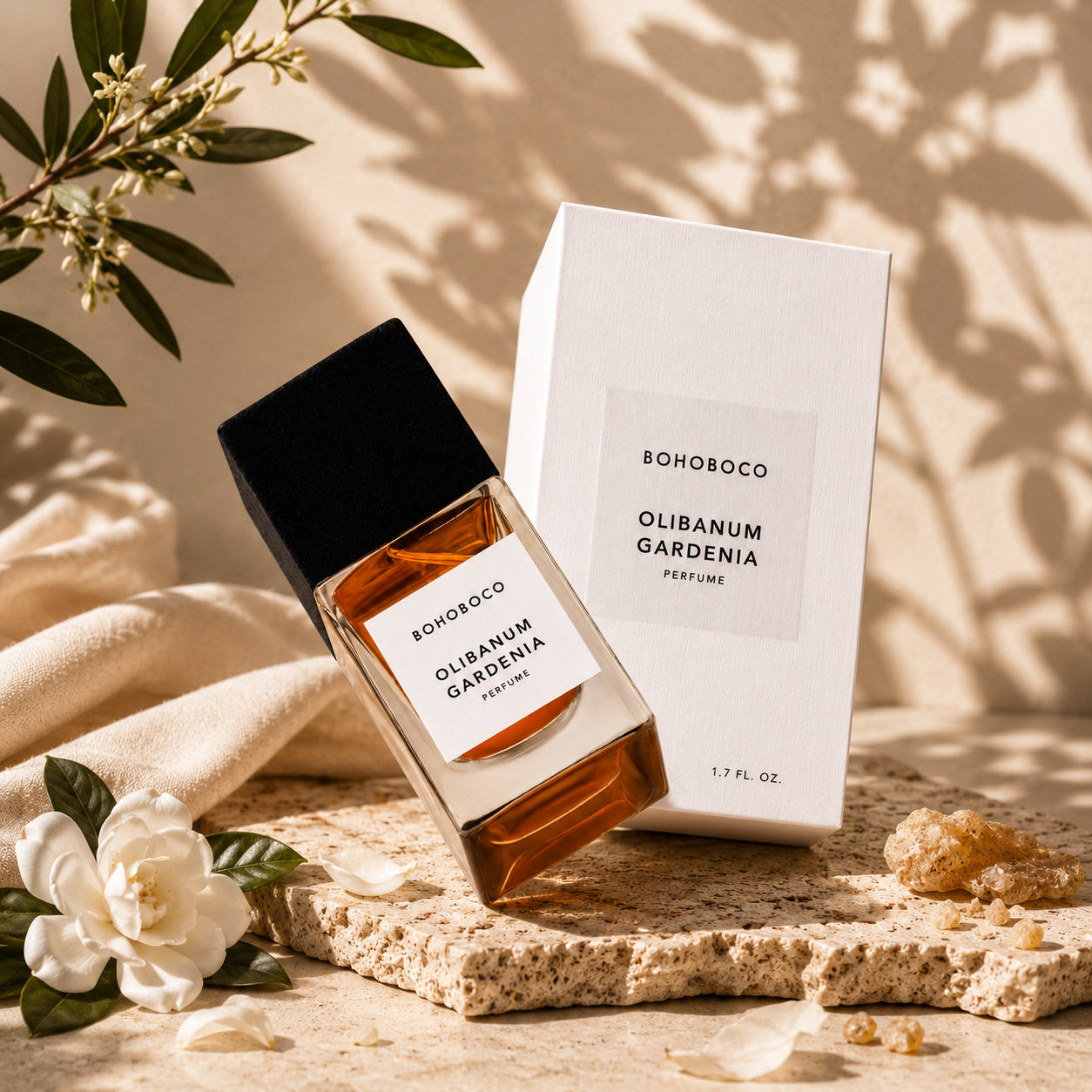 Olibanum Gardenia de Bohoboco, mise en scène artistique du flacon d'eau de parfum.