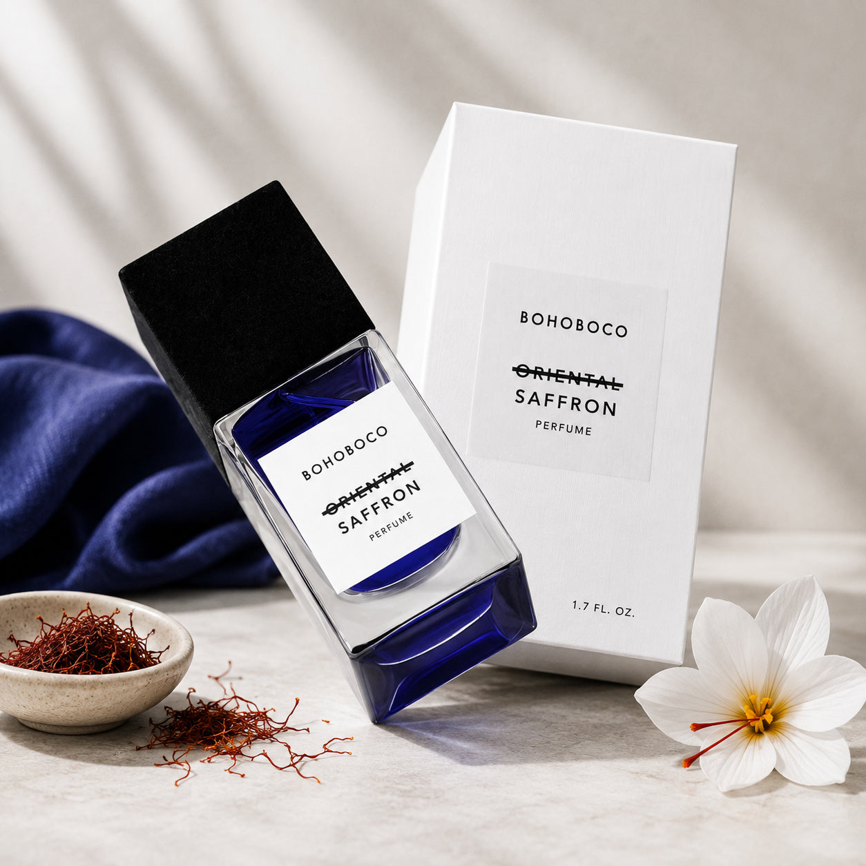 Oriental Saffron de Bohoboco, mise en scène artistique du flacon d'eau de parfum.