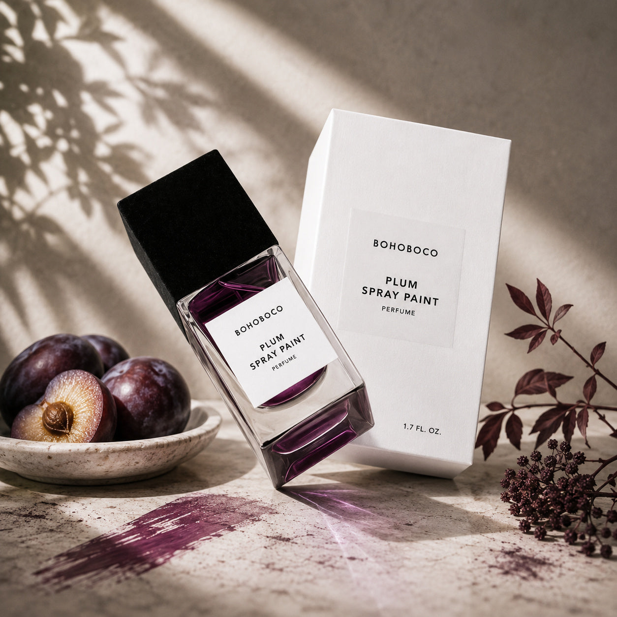 Plum Spray Paint de Bohoboco, mise en scène artistique du flacon d'eau de parfum.