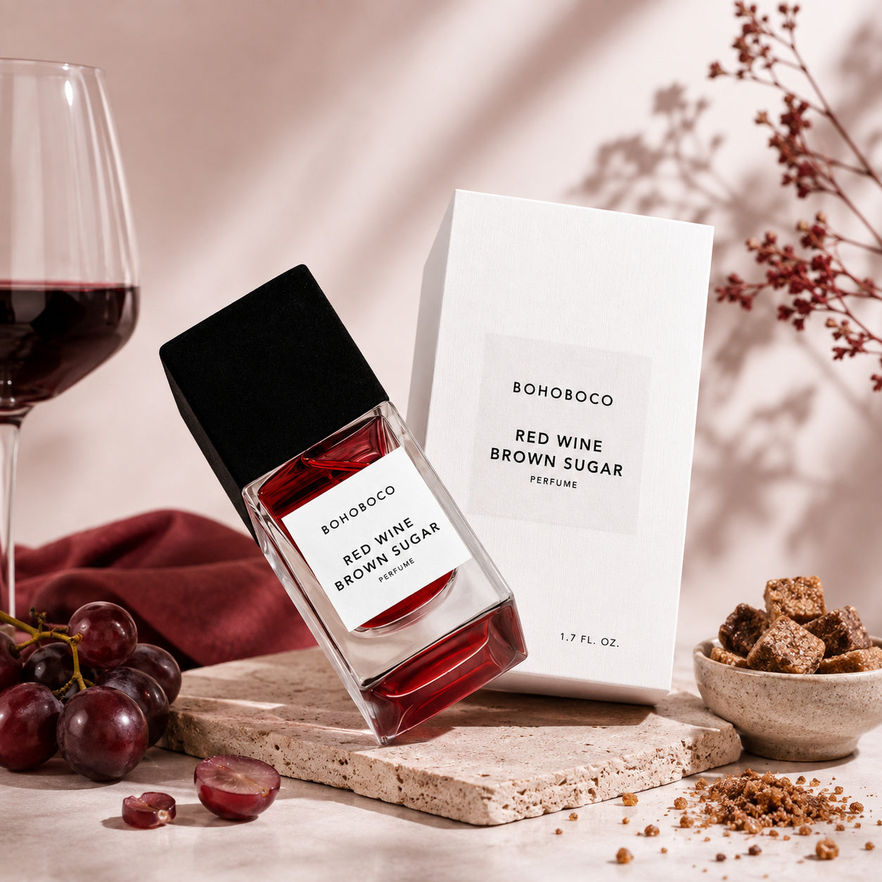 Red Wine Brown Sugar de Bohoboco, mise en scène artistique du flacon d'eau de parfum.