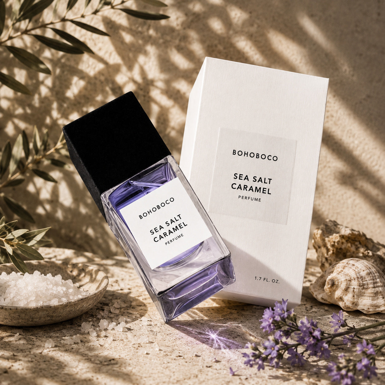 Sea Salt Caramel de Bohoboco, mise en scène artistique du flacon d'eau de parfum.