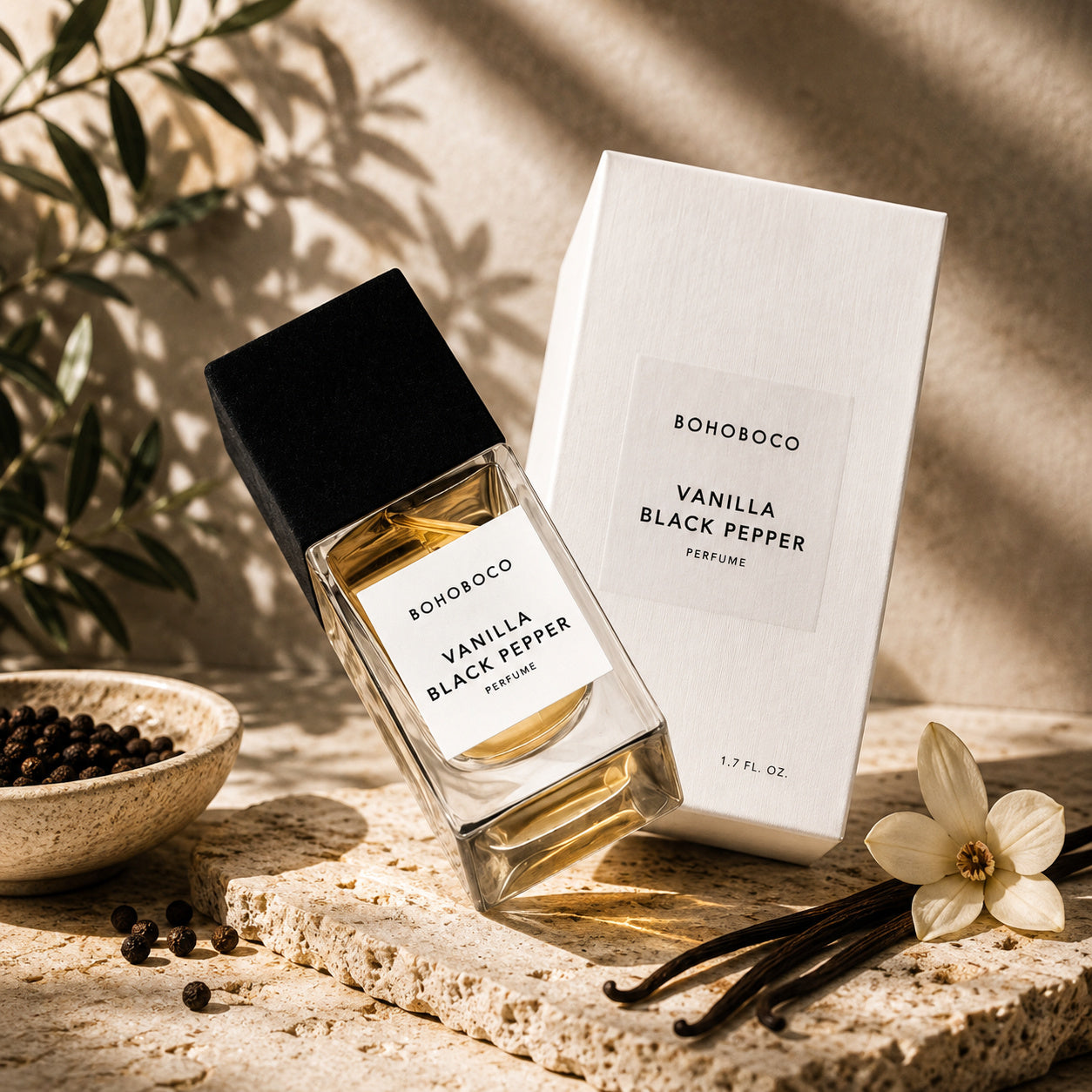 Vanilla Black Pepper de Bohoboco, mise en scène artistique du flacon d'eau de parfum.