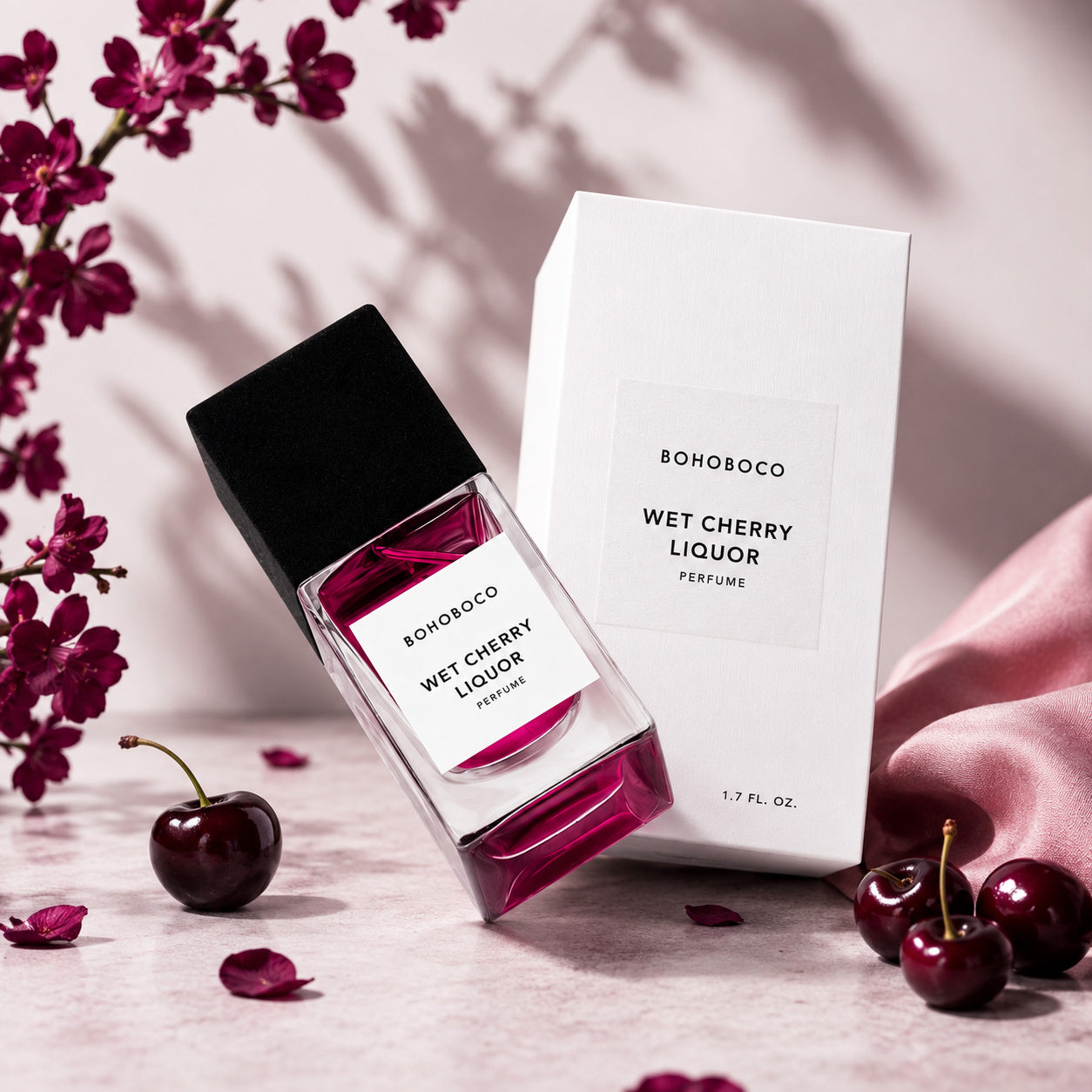 Wet Cherry Liquor de Bohoboco, mise en scène artistique du flacon d'eau de parfum.