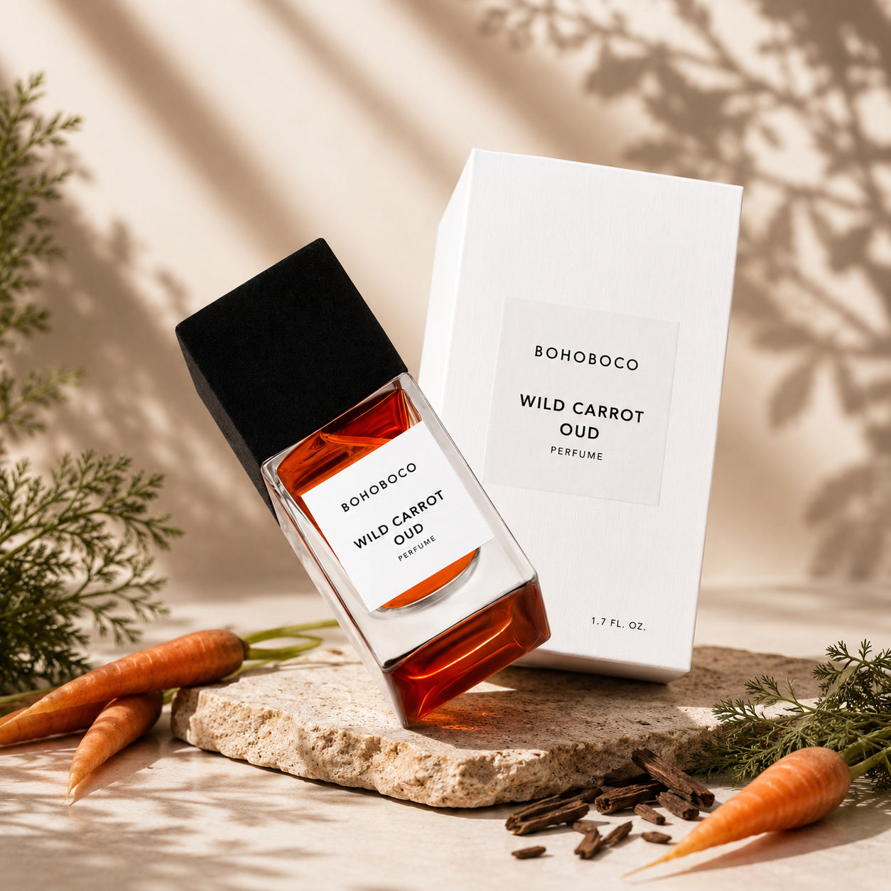Wild Carrot Oud de Bohoboco, mise en scène artistique du flacon d'eau de parfum.