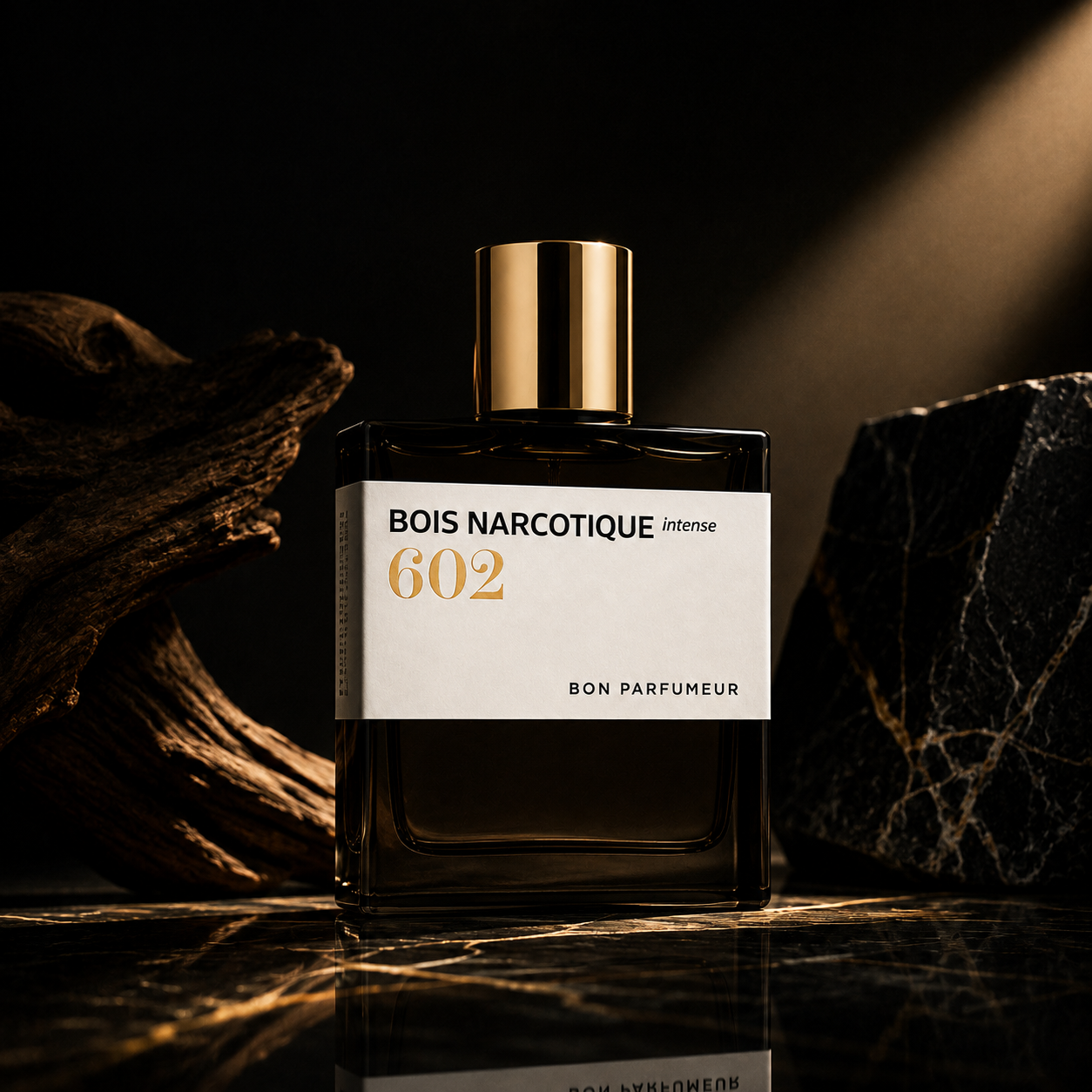 602 Bois Narcotique Intense de Bon Parfumeur, extrait de parfum 100 ml, flacon en mise en scène avec bois flotté et marbre.