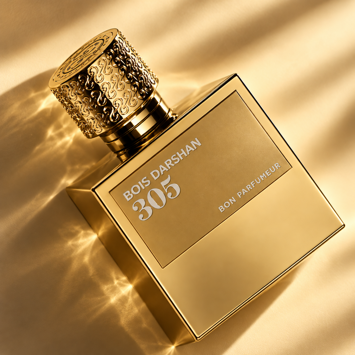 Élixir de parfum 305 Bois Darshan de Bon Parfumeur, mise en scène ambrée dorée