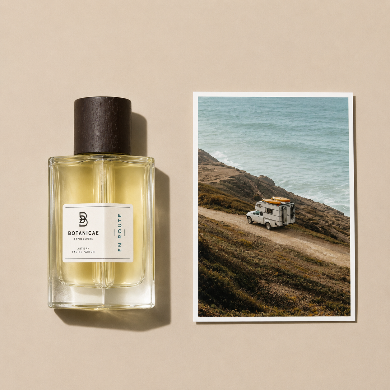 En Route de Botanicae, eau de parfum 100 ml, mise en scène évoquant le départ en voyage.