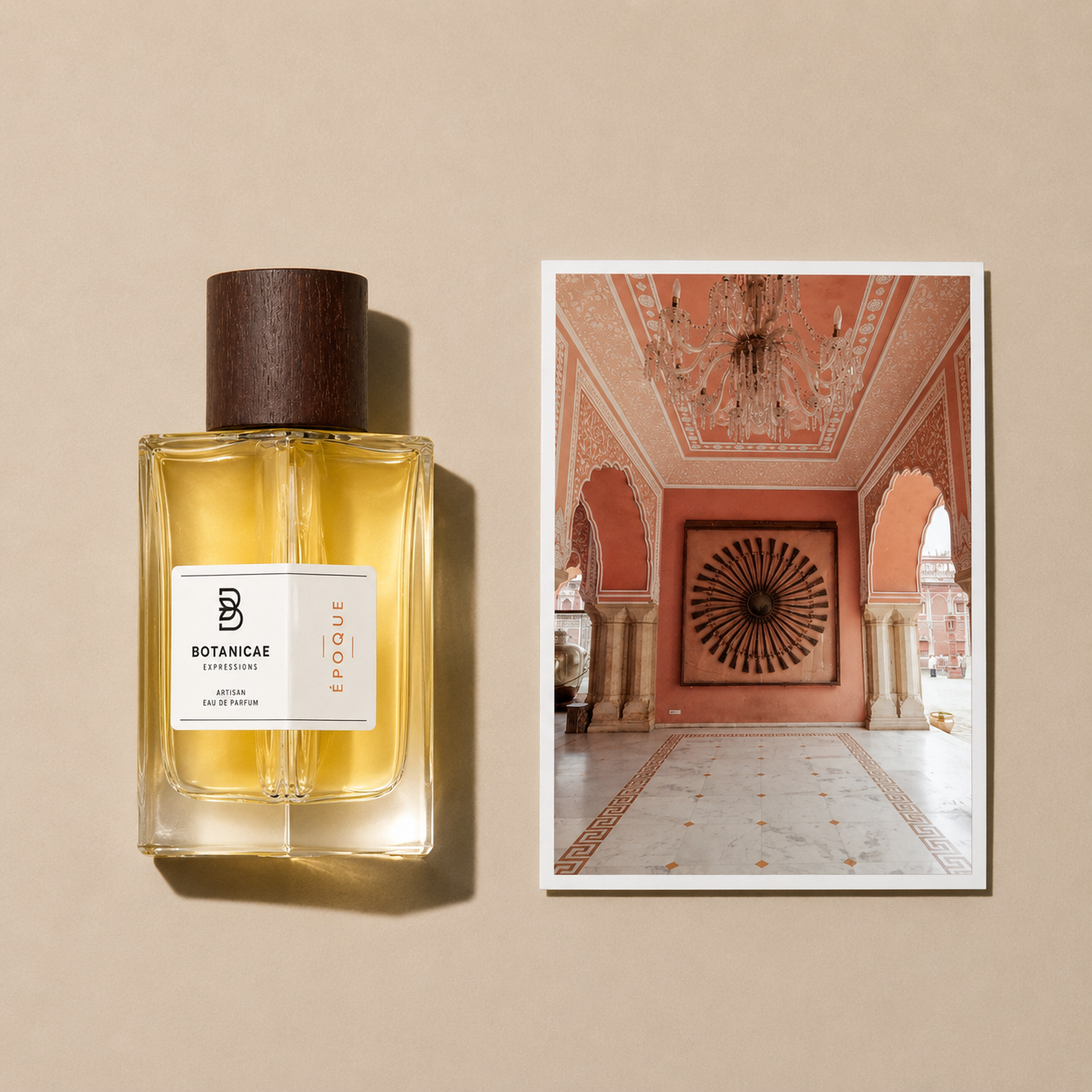 Epoque de Botanicae, eau de parfum 100 ml, mise en scène évoquant des objets d'un autre temps.