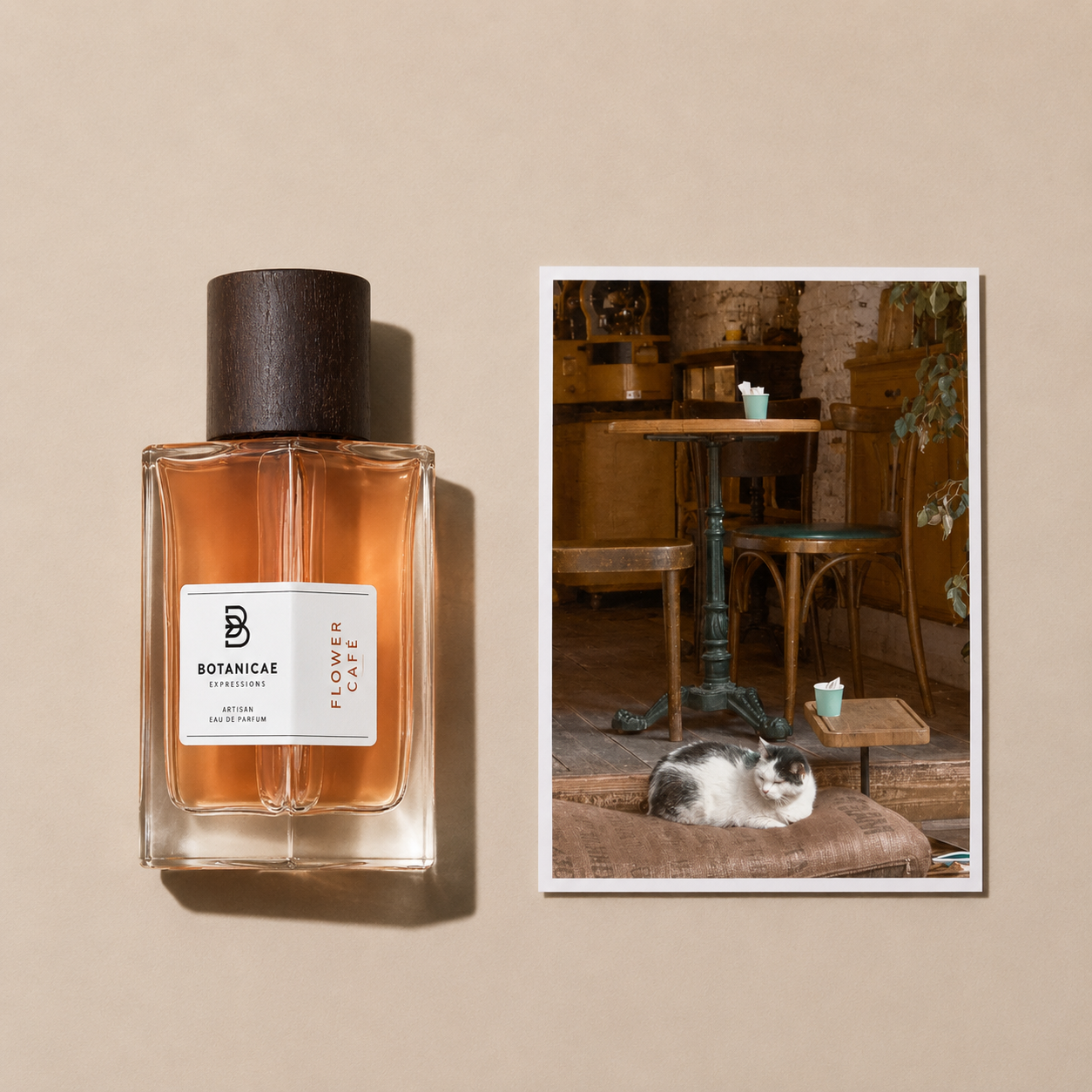 Flower Cafe de Botanicae, eau de parfum 100 ml, mise en scène évoquant une terrasse de café oriental.