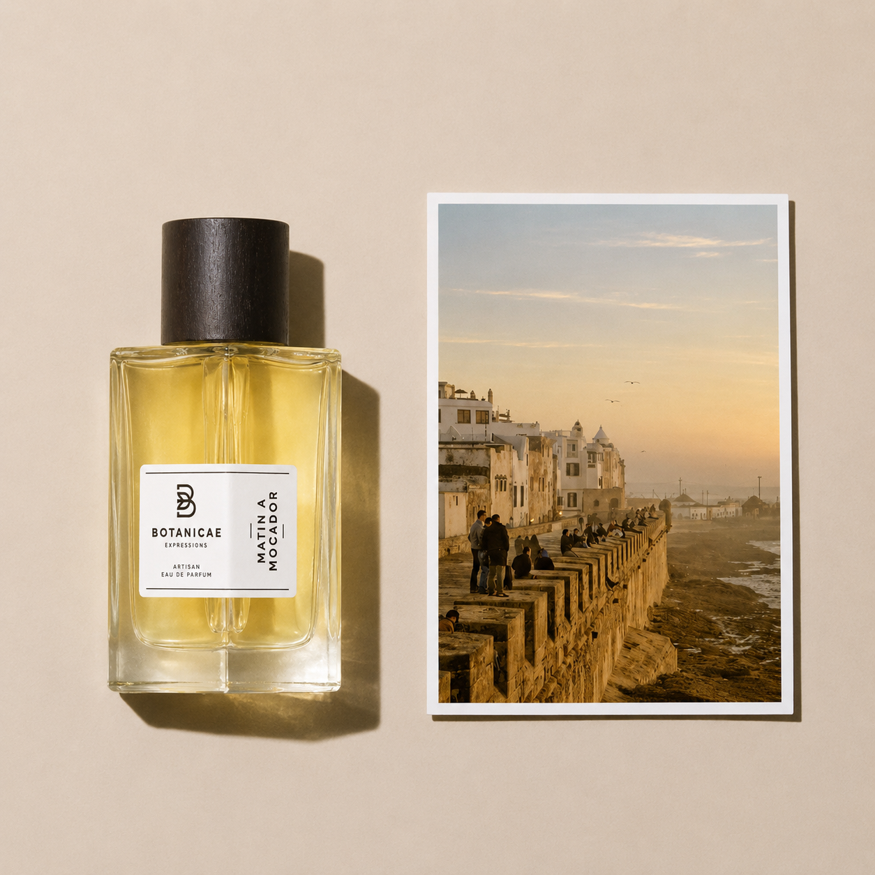 Matin à Mogador de Botanicae, eau de parfum 100 ml, mise en scène évoquant la médina d'Essaouira à l'aube.