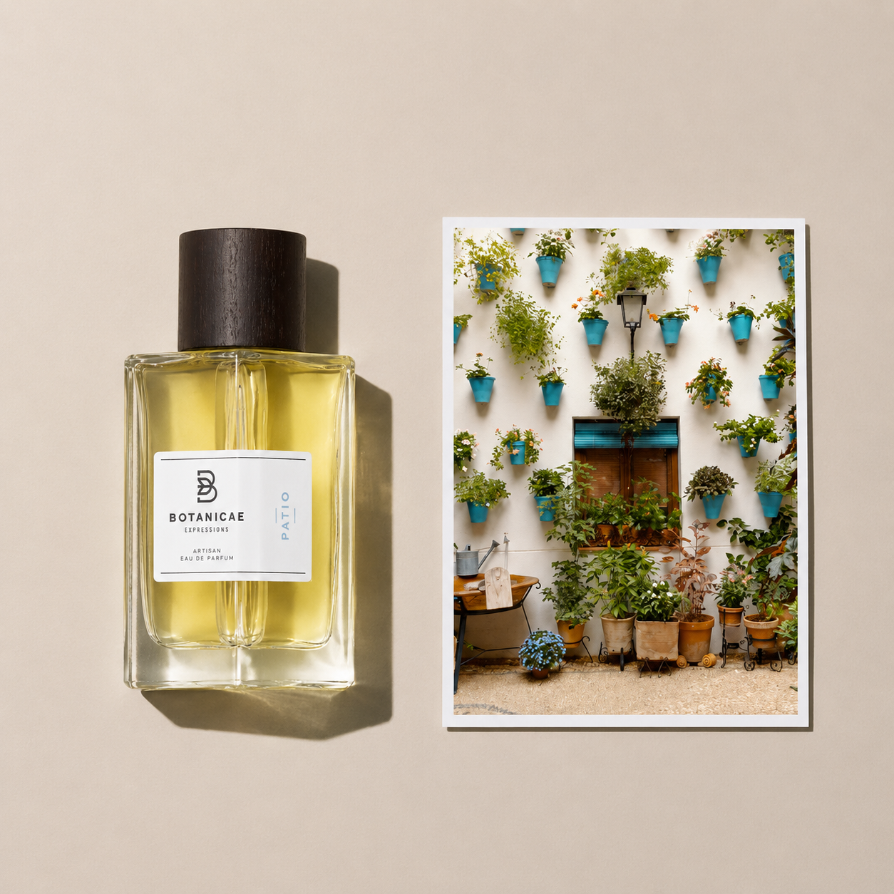 Patio de Botanicae, eau de parfum 100 ml, mise en scène évoquant une cour intérieure fleurie andalouse.