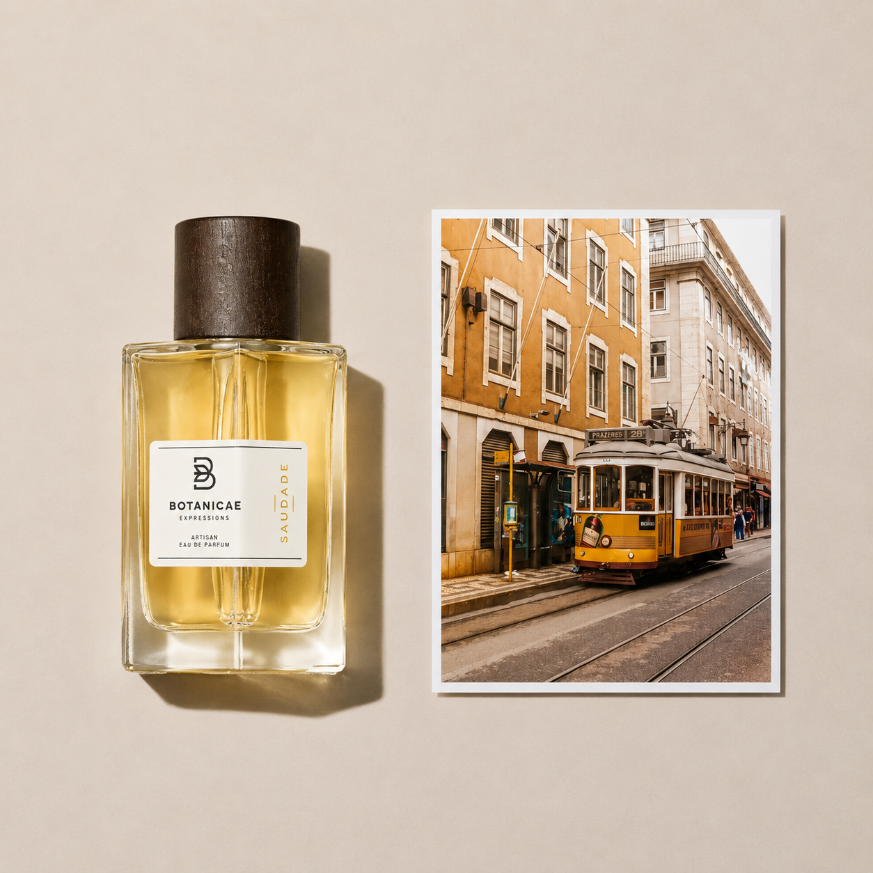 Saudade de Botanicae, eau de parfum 100 ml, mise en scène évoquant le flan au caramel et le chocolat blanc.