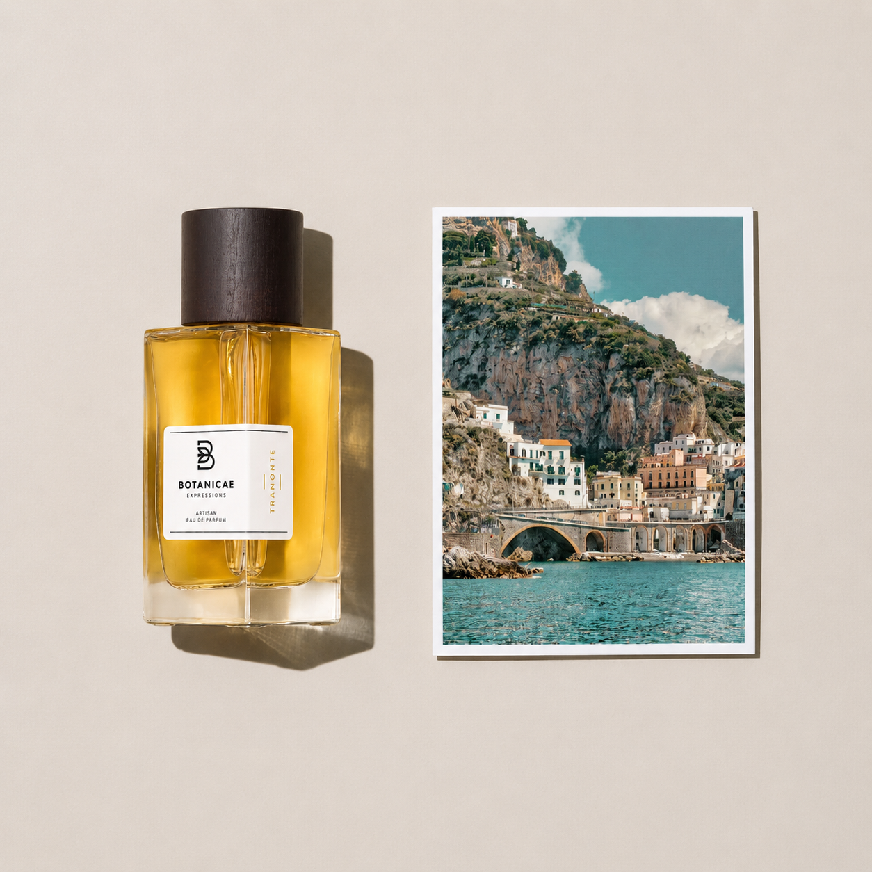 Tramonte de Botanicae, eau de parfum 100 ml, mise en scène évoquant un coucher de soleil sur la côte de Campanie.