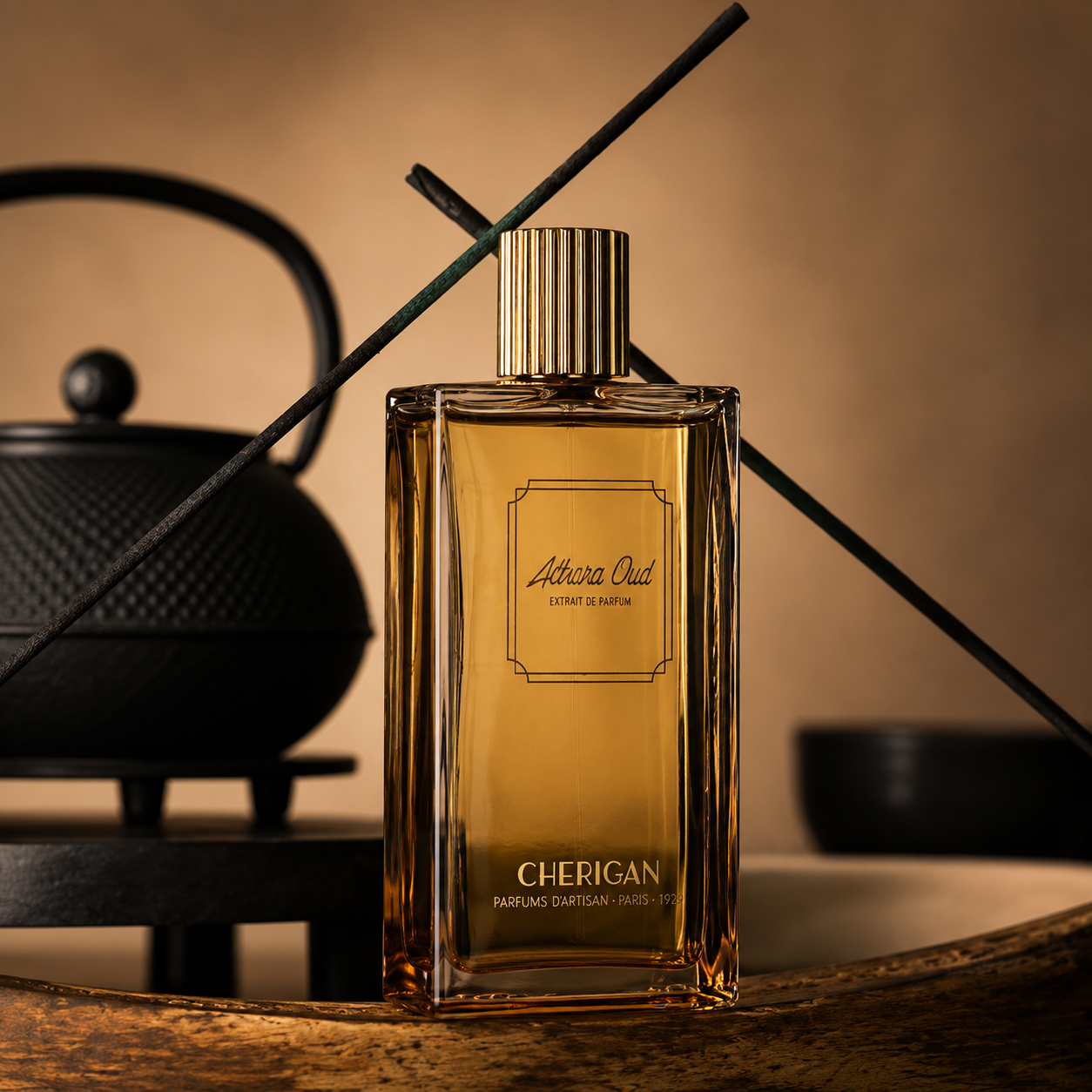 Flacon Adhara Oud Extrait de Parfum Cherigan dans un univers élégant inspiré du bois de oud et des traditions orientales.