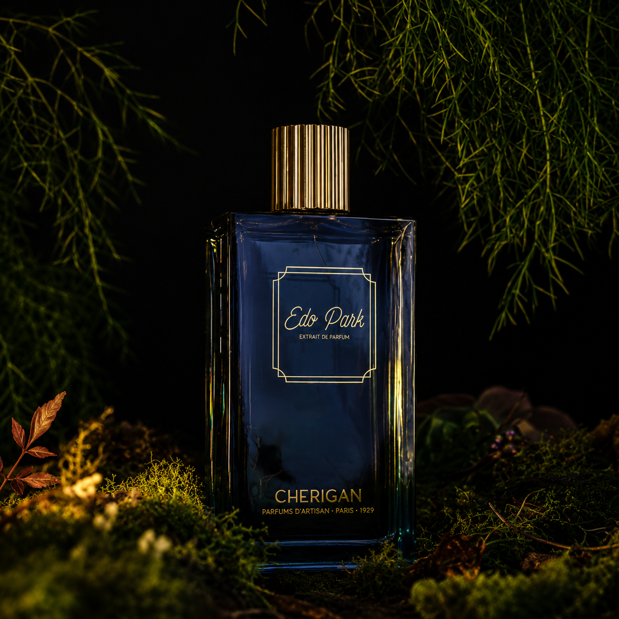 Flacon Edo Park Extrait de Parfum Cherigan dans un décor naturel inspiré d'une forêt japonaise.