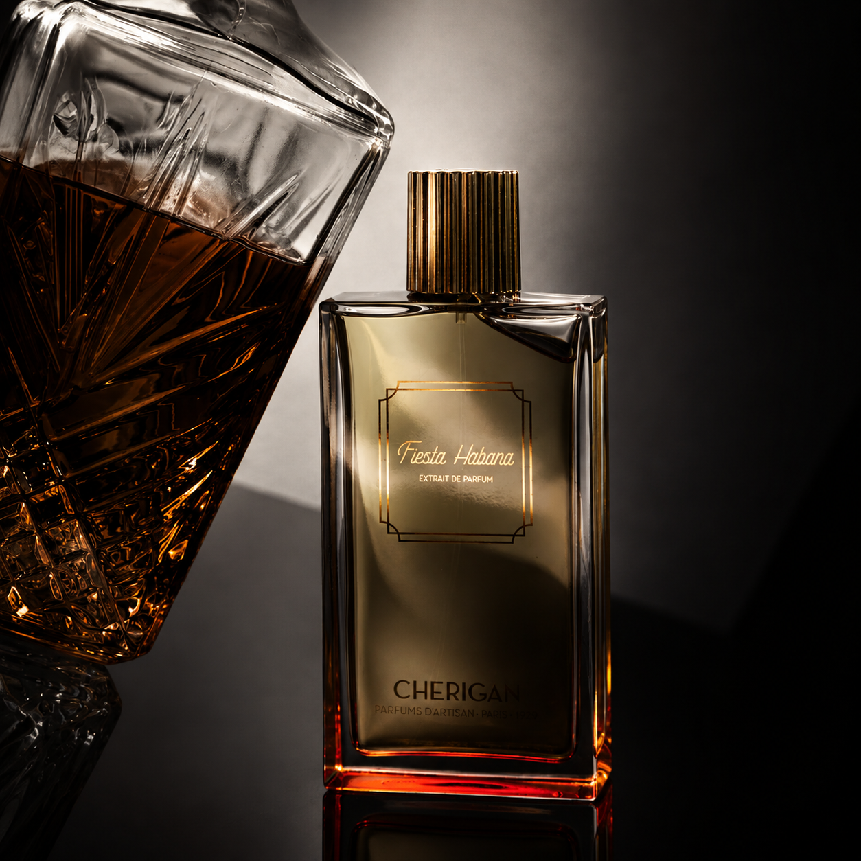 Flacon Fiesta Habana Extrait de Parfum Cherigan dans une ambiance de bar cubain avec carafe de spiritueux et éclairage chaleureux.