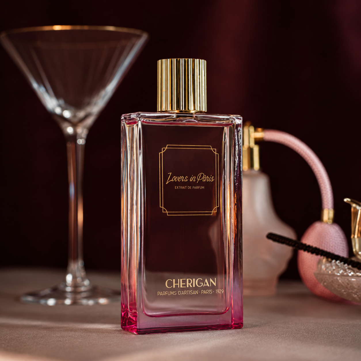 Flacon Lovers in Paris Extrait de Parfum Cherigan dans une ambiance romantique avec verre à cocktail et vaporisateur vintage.