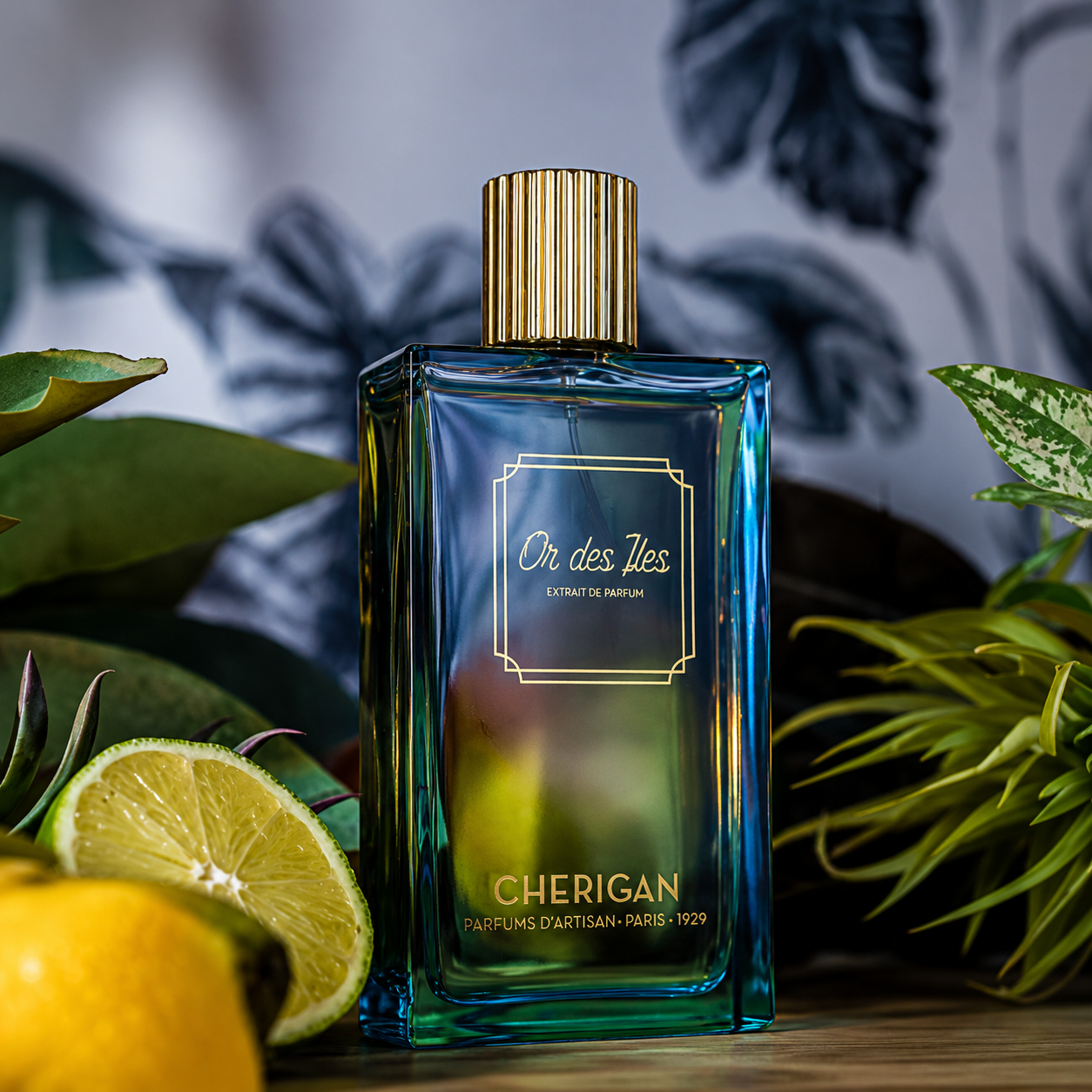 Flacon Or des Îles Extrait de Parfum Cherigan dans un décor tropical avec agrumes et végétation luxuriante.tropicale