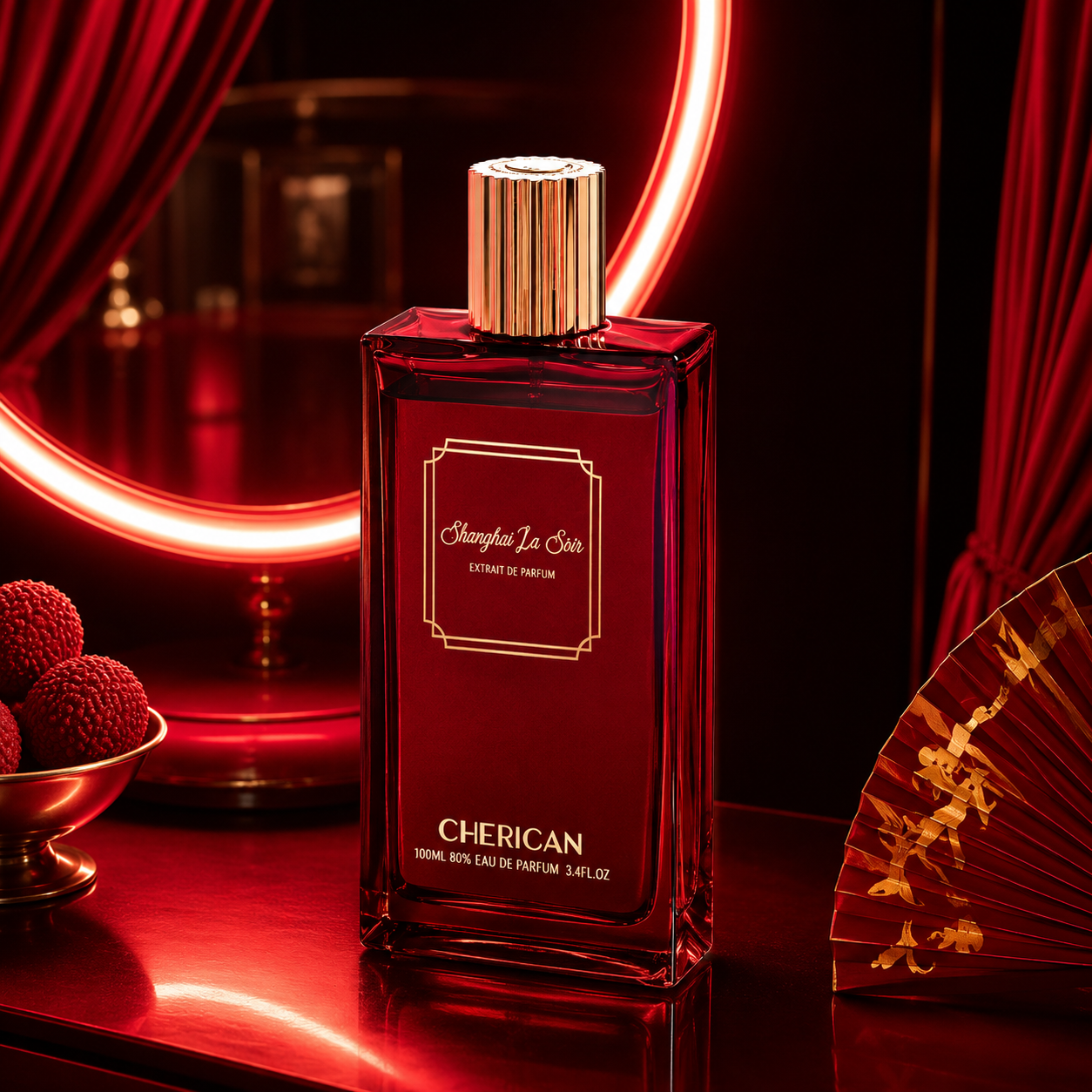 Flacon Shanghai Le Soir Extrait de Parfum Cherigan dans un univers inspiré des nuits de Shanghai avec éventail rouge, miroir lumineux et litchis.