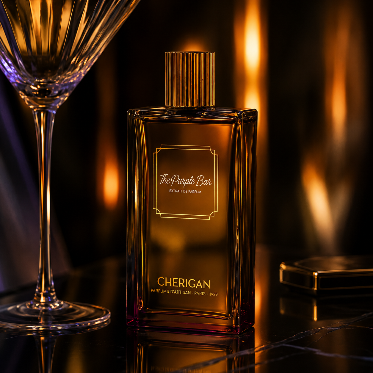 Flacon The Purple Bar Extrait de Parfum Cherigan dans l'ambiance élégante et feutrée d'un bar à cocktails parisien.