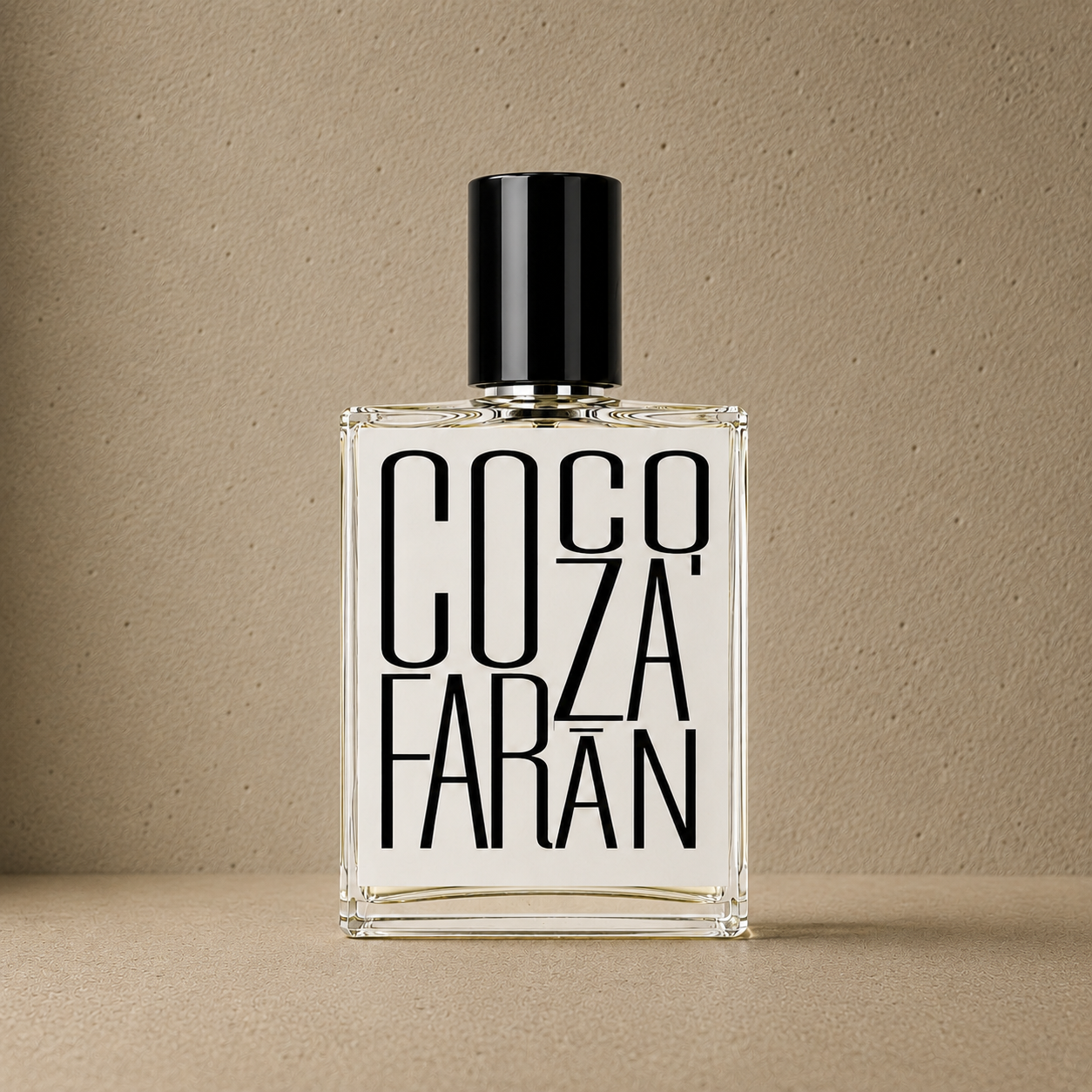 Flacon Cocozafaran Indices Parfums mis en scène sur fond beige texturé