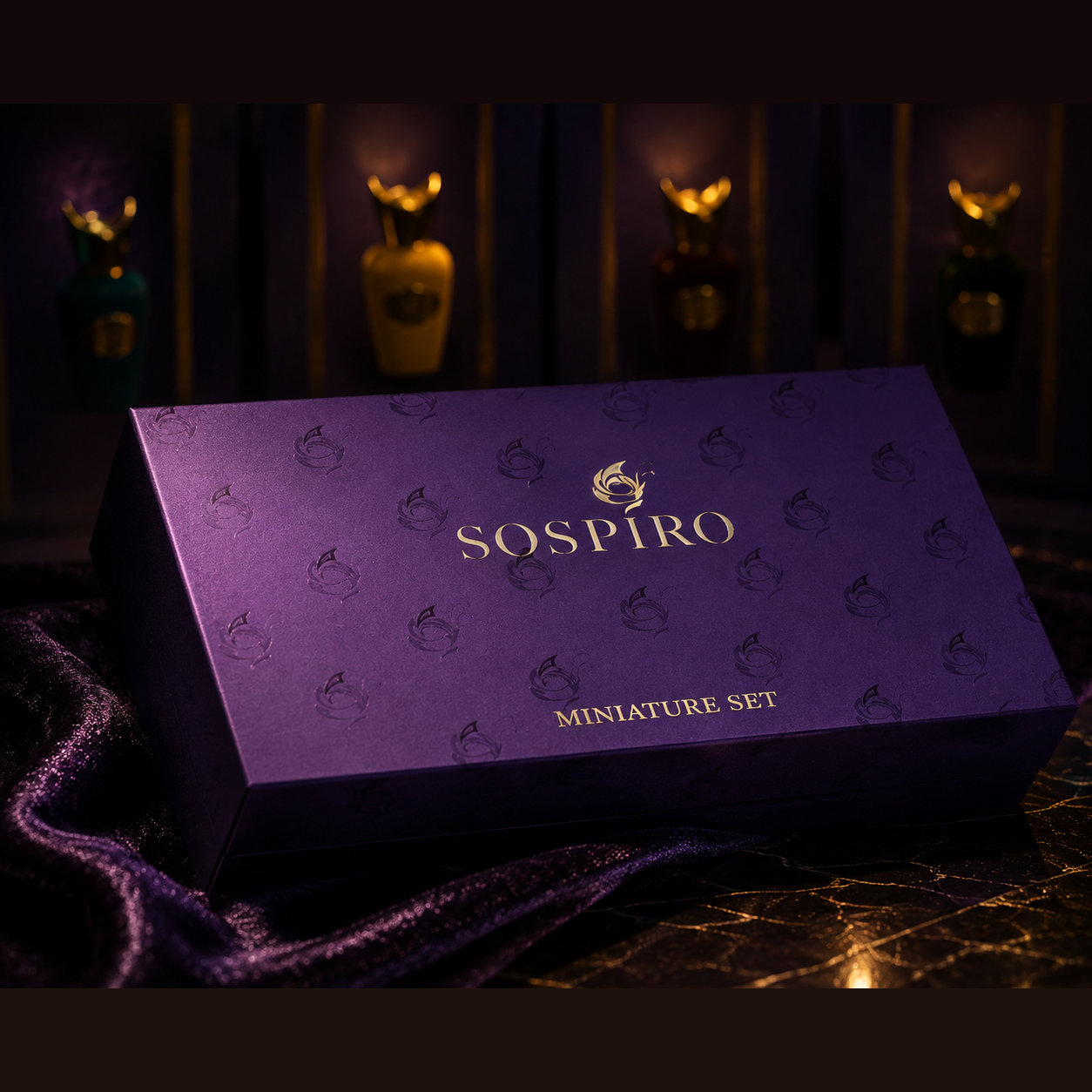 Coffret Miniature Set de Sospiro, coffret fermé en mise en scène sur un drapé violet.