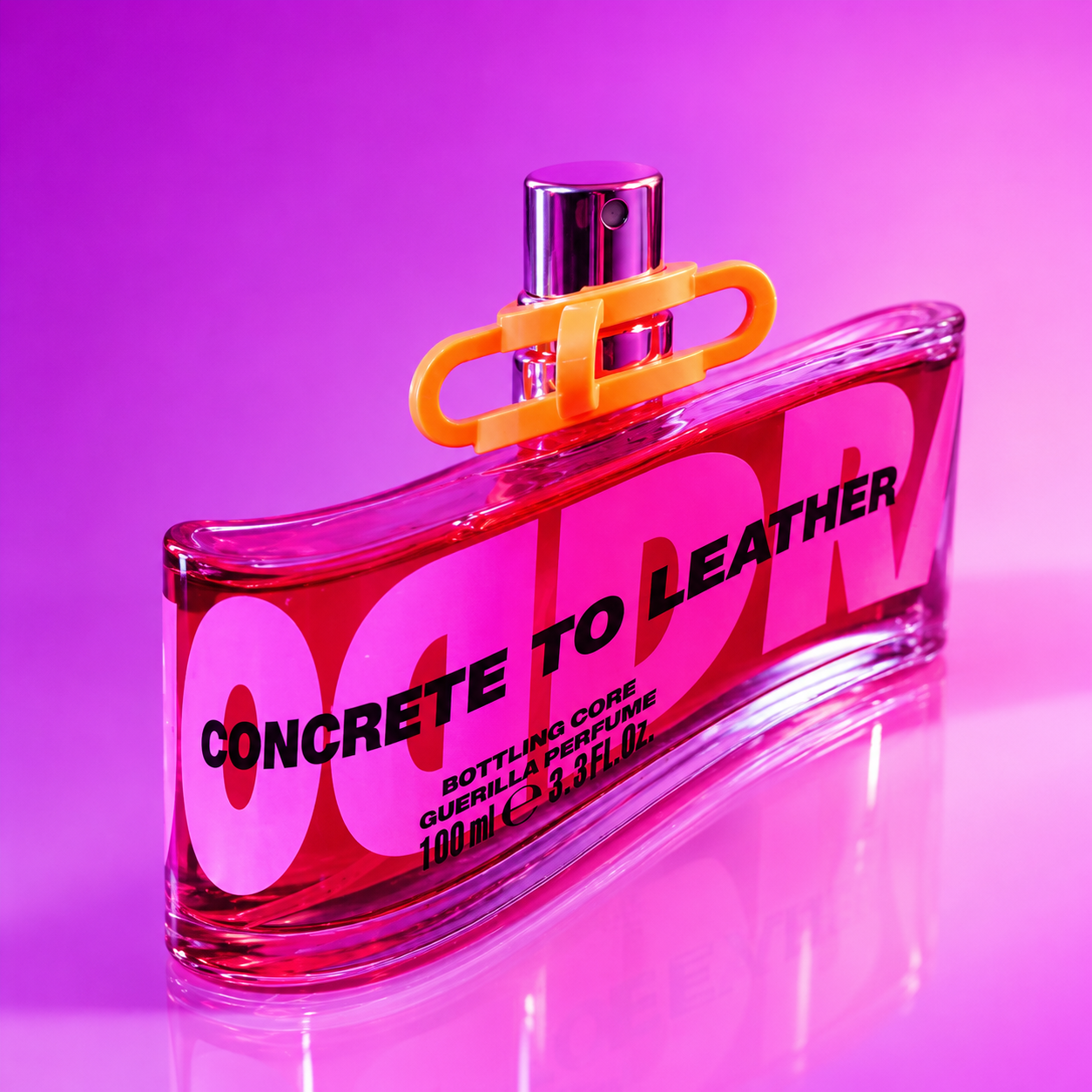 Concrete to Leather de Double Dragon, eau de parfum 100 ml, visuel artistique évoquant le béton et la civette.