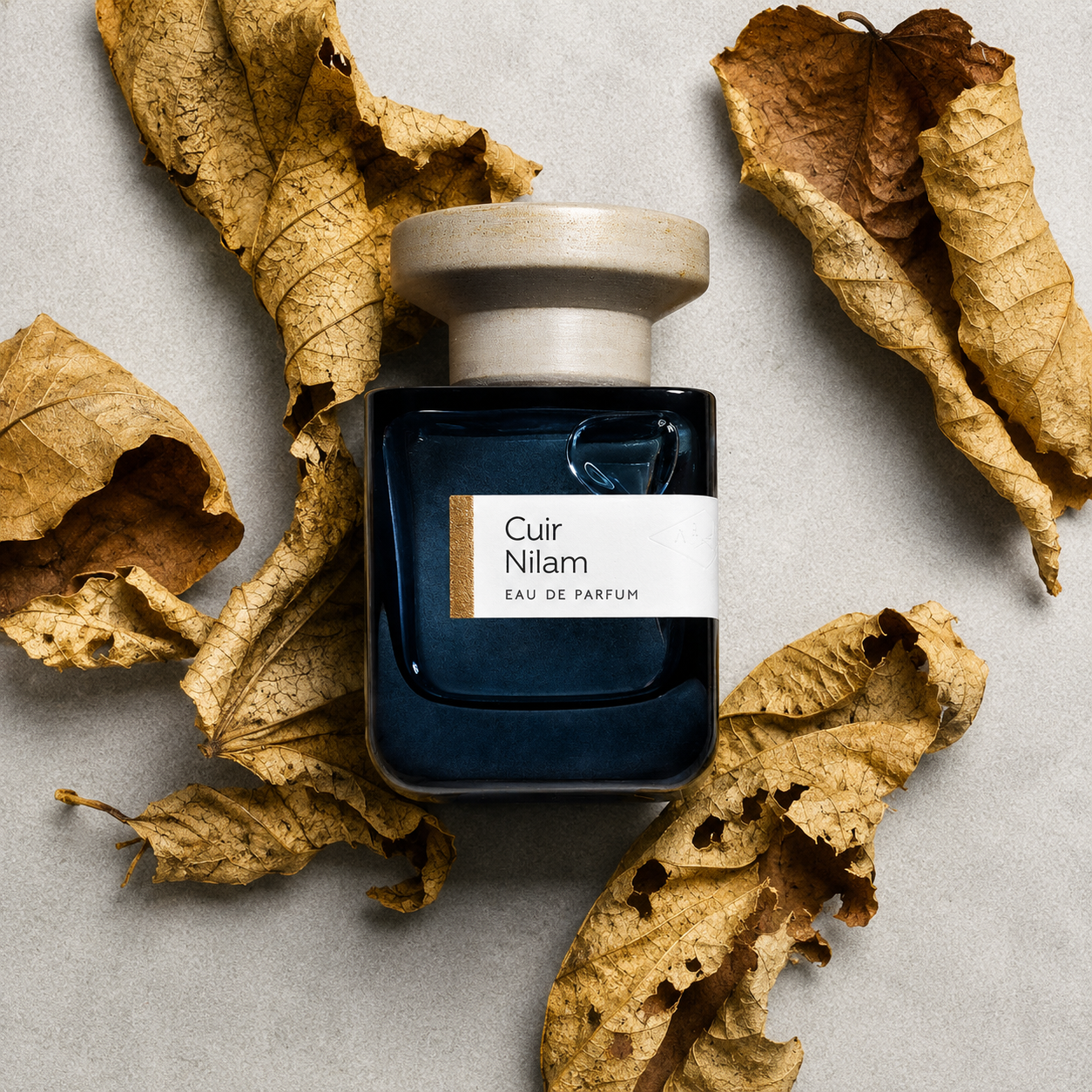 Cuir Nilam Eau de Parfum 100 ml avec feuilles de patchouli séchées