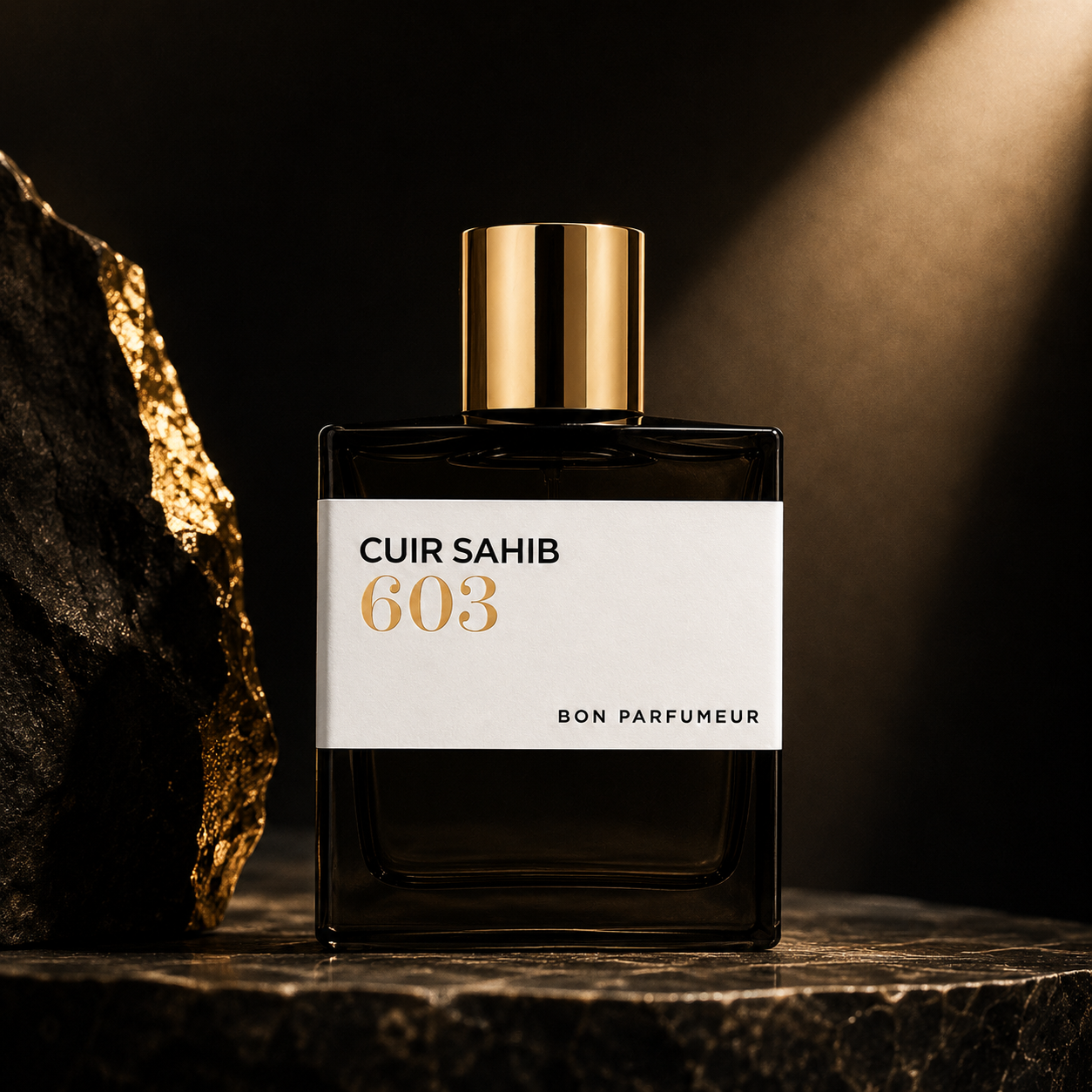 603 Cuir Sahib de Bon Parfumeur, extrait de parfum 100 ml, flacon en mise en scène sur pierre dorée.