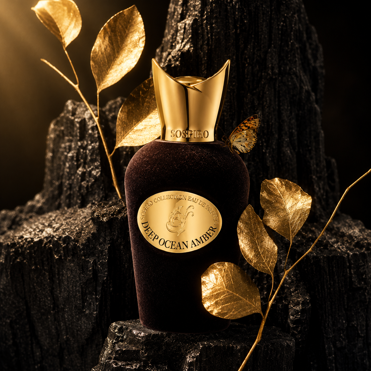 Deep Ocean Amber de Sospiro, eau de parfum 100 ml, flacon en mise en scène avec feuillage doré sur bois calciné.