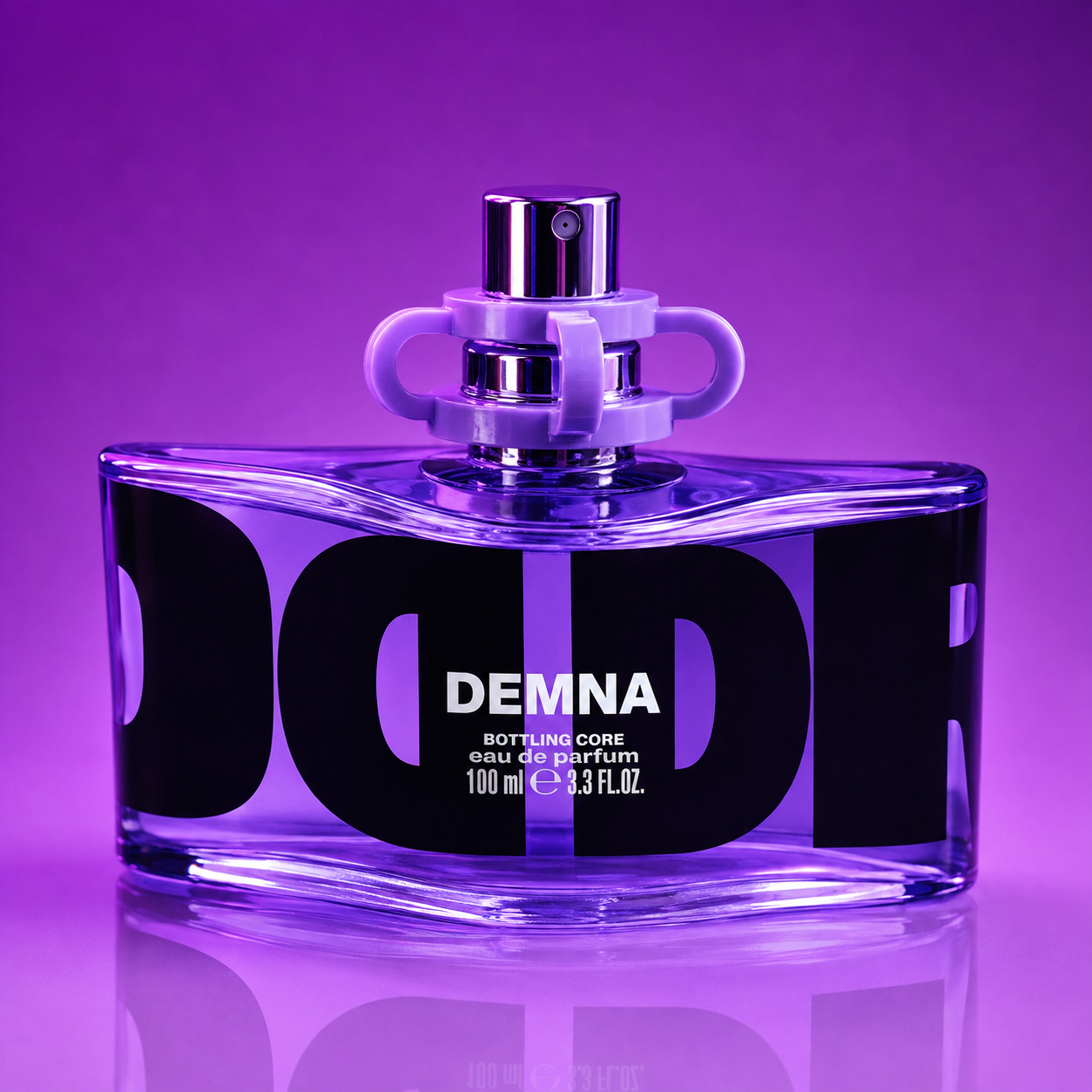 Demna de Double Dragon, eau de parfum 100 ml, visuel artistique évoquant l'iris terreux et les muscs.
