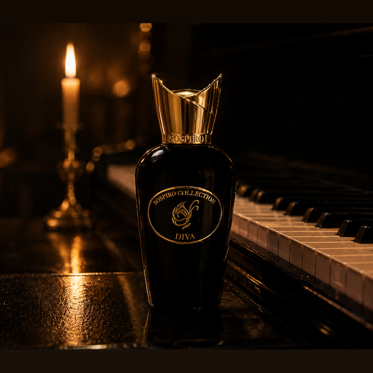 Diva de Sospiro, eau de parfum 75 ml, flacon en mise en scène sur un piano à la lueur d'une bougie.