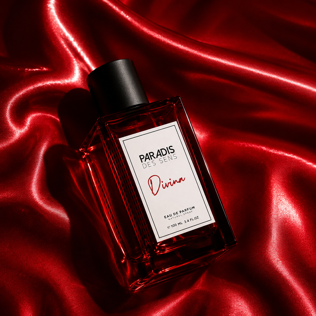 Divina de Paradis des Sens, eau de parfum 100 ml, flacon rouge en mise en scène.